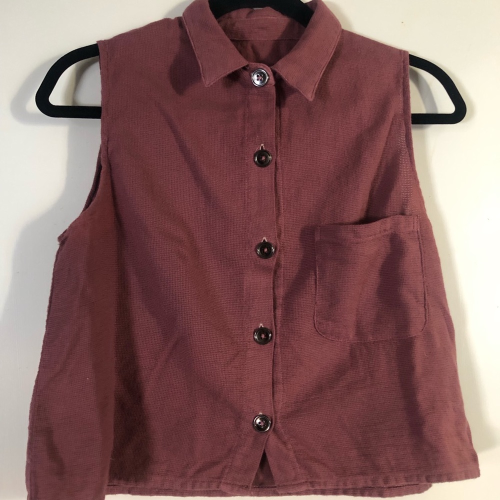 Curator brand cropped button up sleeveless shirt.